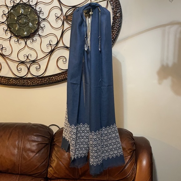 Grace and glory Accessories - NWT Grace and Glory scarf